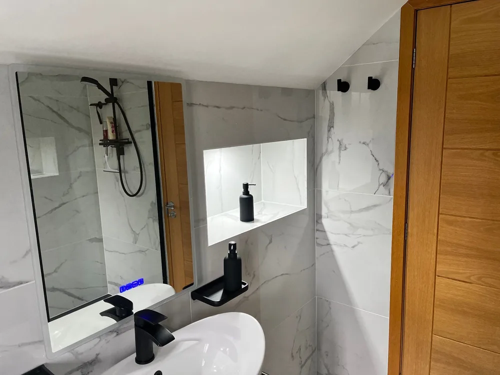 Large-format marble tiling with a recessed niche